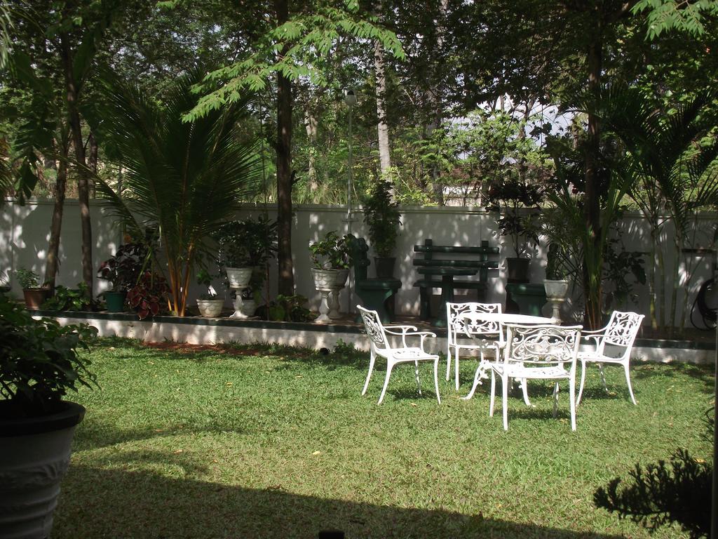 Levi's Tourist – Anuradhapura Hotel Bagian luar foto