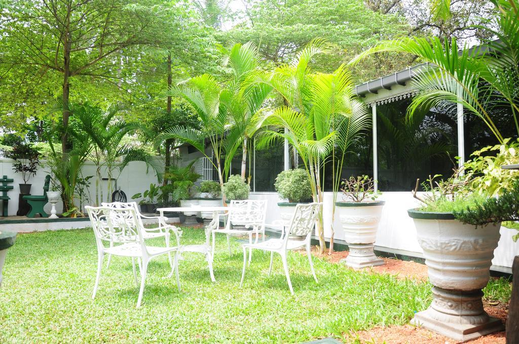 Levi's Tourist – Anuradhapura Hotel Bagian luar foto