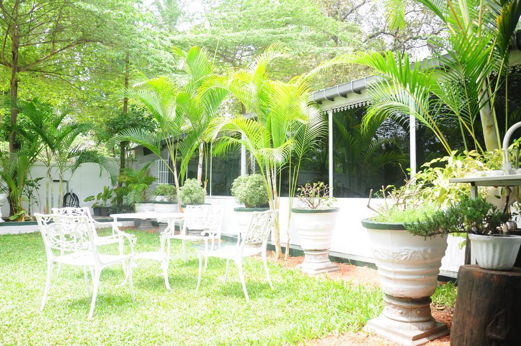 Levi's Tourist – Anuradhapura Hotel Bagian luar foto