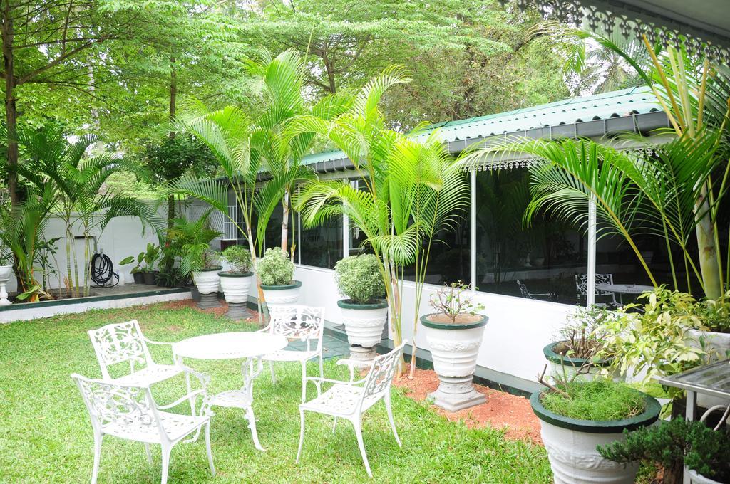 Levi's Tourist – Anuradhapura Hotel Bagian luar foto
