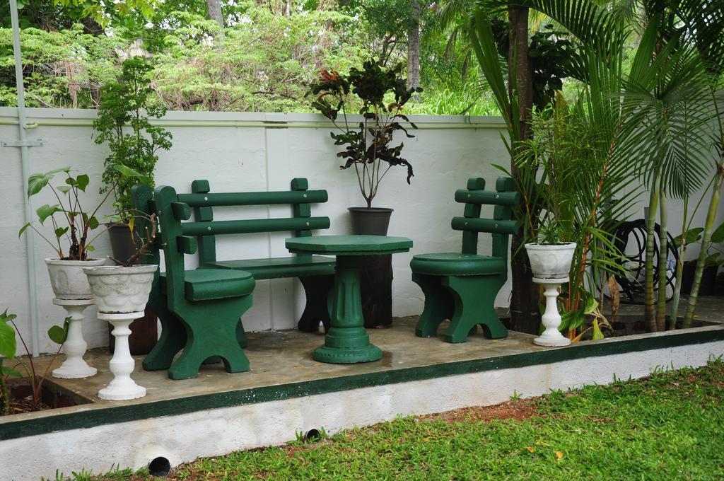 Levi's Tourist – Anuradhapura Hotel Bagian luar foto