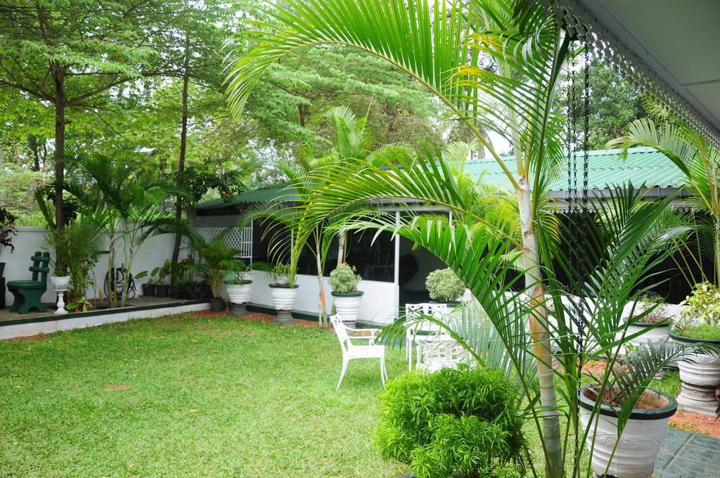 Levi's Tourist – Anuradhapura Hotel Bagian luar foto