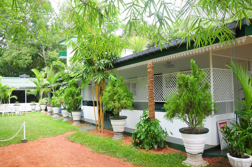 Levi's Tourist – Anuradhapura Hotel Bagian luar foto