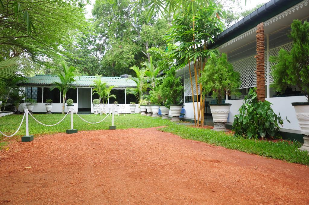 Levi's Tourist – Anuradhapura Hotel Bagian luar foto