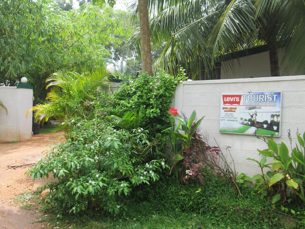 Levi's Tourist – Anuradhapura Hotel Bagian luar foto
